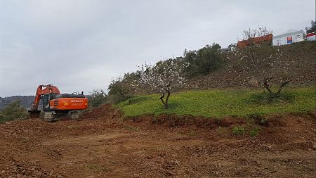 Tareas para abrir un túnel lateral en la montaña en la búsqueda del niño atrapado en un pozo en Málaga