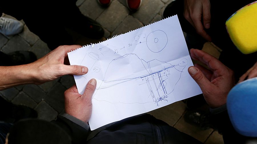 Ángel García, delegado en Málaga del Colegio de Ingenieros de Caminos, muestra un esquema con los dos túneles proyectados para rescatar a Julen.