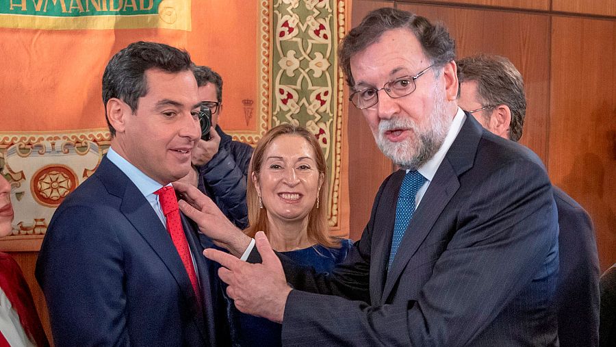 El nuevo presidente de la Junta de Andalucía, Juanma Moreno (d) es felicitado por el expresidente Mariano Rajoy