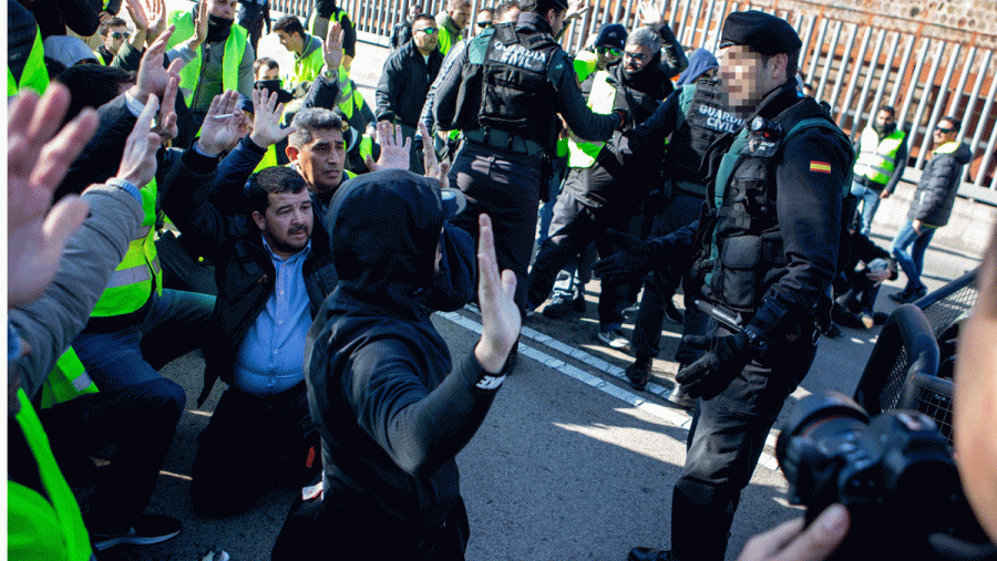 Taxistas abandonan el Port de Barcelona tras saltarse un primer cordón de la Guardia Civil