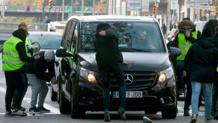 Varios taxistas atacan a un VTC en Barcelona durante el quinto día de huelga