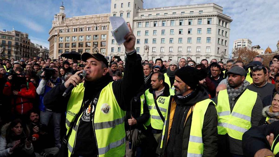 Los taxistas de Barcelona votan en asamblea si ponen fin a la huelga