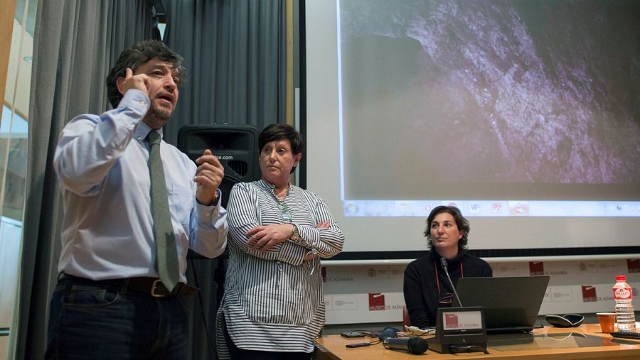 La directora del Museo Nacional y Centro de Investigación de Altamira, Pilar Fatás (derecha) junto a la subdirectora, Carmen de las Heras, y el responsable del proyecto Handpas, Hipólito Collado Giraldo