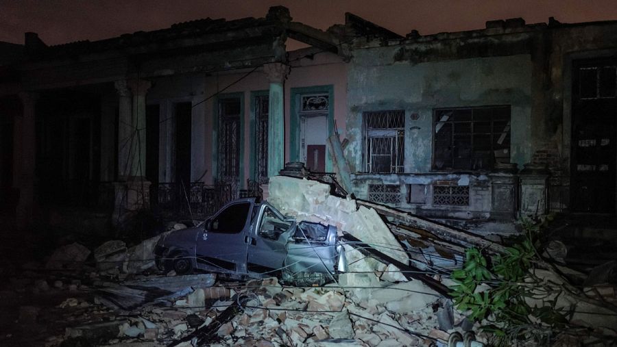 Un tornado golpeó varios vecindarios en La Habana durante la noche del 28 de enero, interrumpiendo la energía eléctrica y dañando edificios y autos