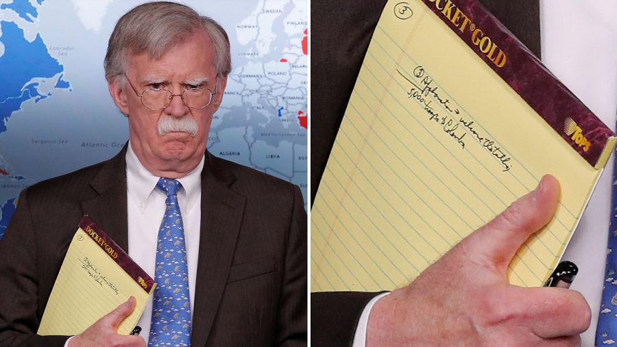 Imagen del asesor de Seguridad Nacional de Trump, John Bolton, durante la rueda de prensa, y detalle de las notas en su libreta. Reuters/ Jim Young