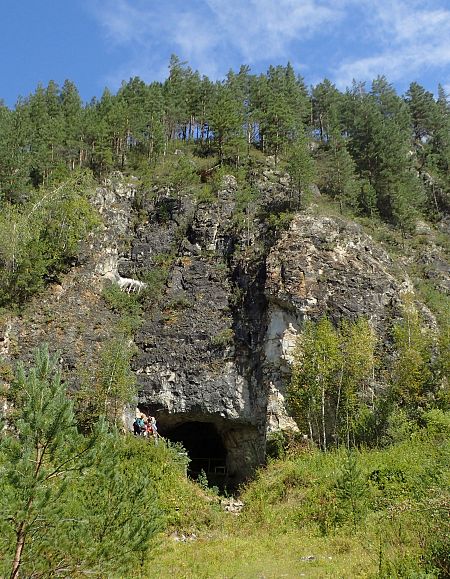 Imagen de la entrada de la cueva de Denisova.