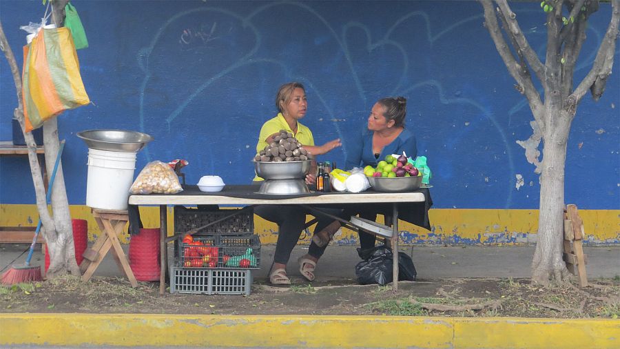 Vendedoras en un puesto en la calle de El Salvador