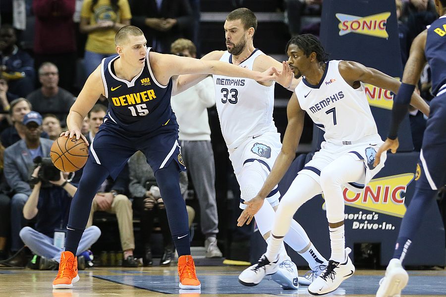 Nikola Jokic, cubierto por Marc Gasol, en un partido de los Nuggets contra los Grizzlies