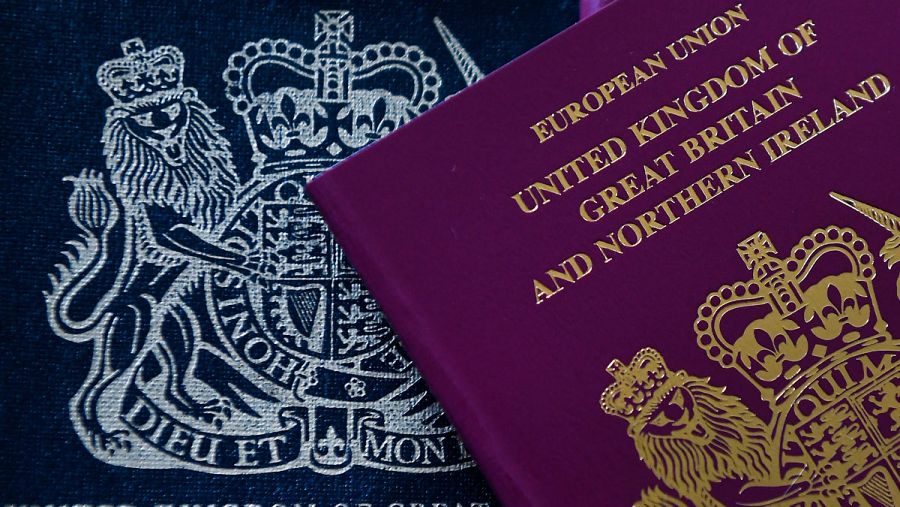 Copia del pasaporte británico azul que entrará en uso después de que Gran Bretaña abandone la Unión Europea (UE), y el actual pasaporte británico granate de la UE.