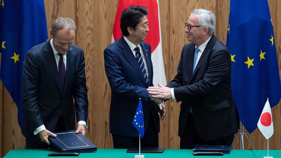 El primer ministro japonés, Shinzo Abe (c), estrecha la mano del presidente de la Comisión Europea, Jean-Claude Junker (d)