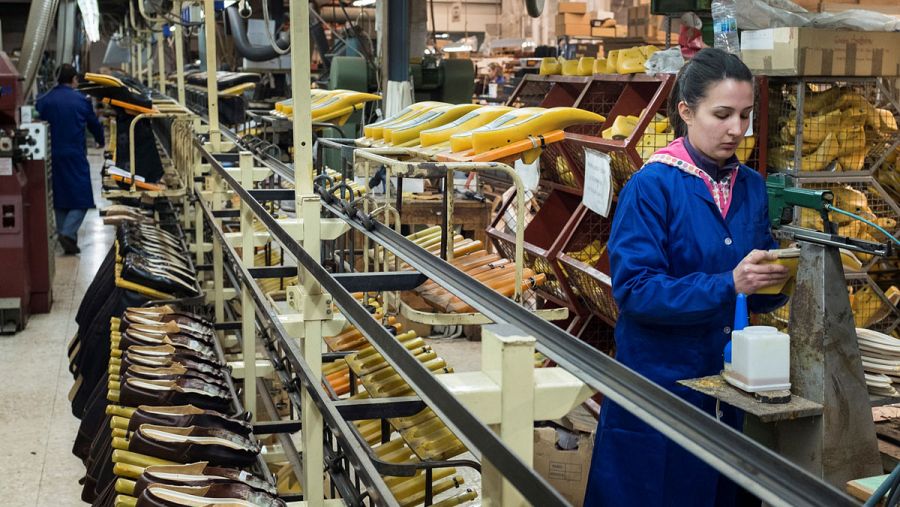 Una operaria trabaja en una fábrica de calzado de Valverde del Camino (Huelva).