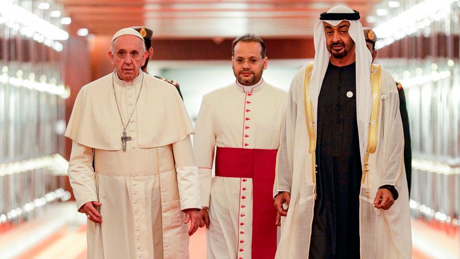 El papa Francisco con el príncipe Mohammed bin Zayed Al Nahyan en Abu Dabi