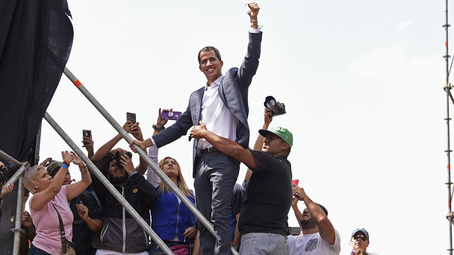 El líder opositor venezolano Juan Guaidó saluda a sus partidarios en Caracas. Foto: Juan BARRETO / AFP