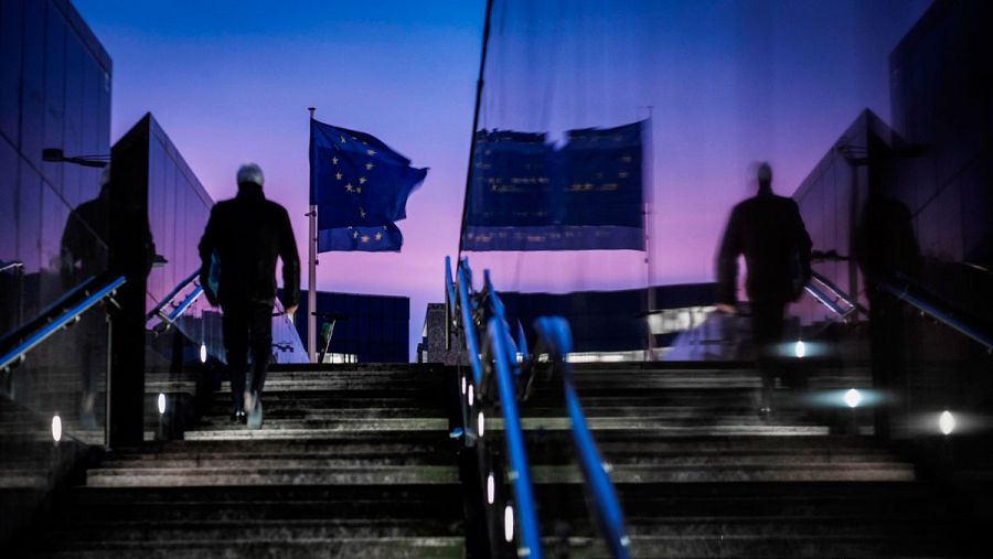 Banderas de la Unión Europea (UE) ondean al amanecer frente a la sede de la Comisión Europea, este lunes, en Bruselas, Bélgica.