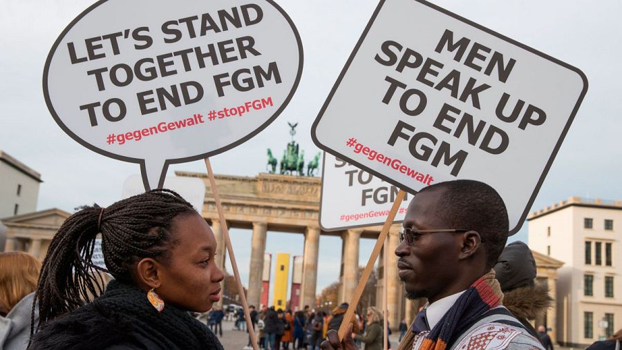 Varias personas participan en una concentración en contra de la mutilación genital femenina ante la puerta de Brandeburgo en Berlín