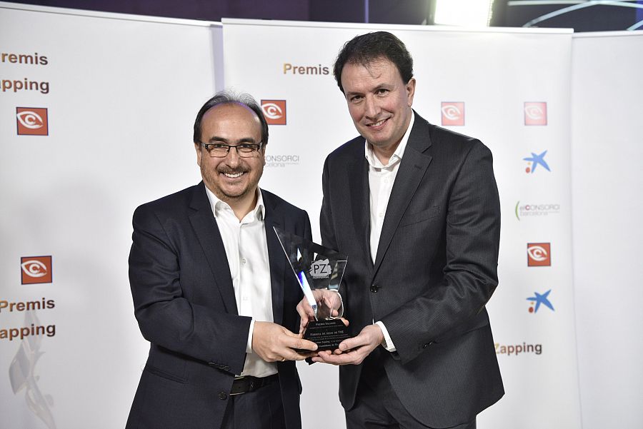 Raúl de Andrés y Daniel Manzano recogiendo el premio de 'Fábrica de ideas'
