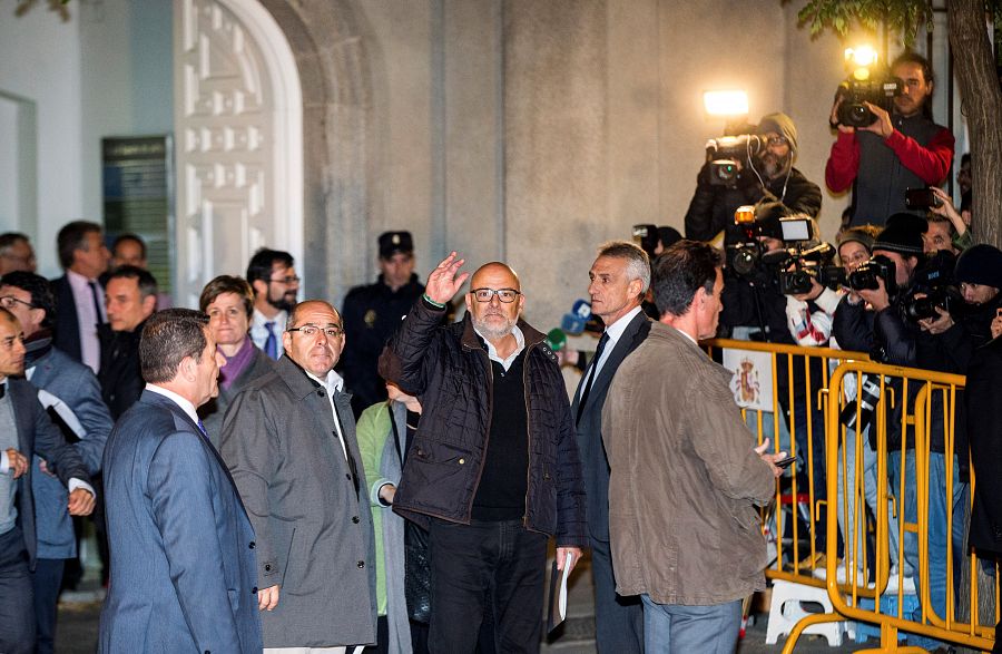 Los miembros de la mesa del Parlament Lluis Corominas y Lluis Guinó. a las puertas del Tribunal Supremo.