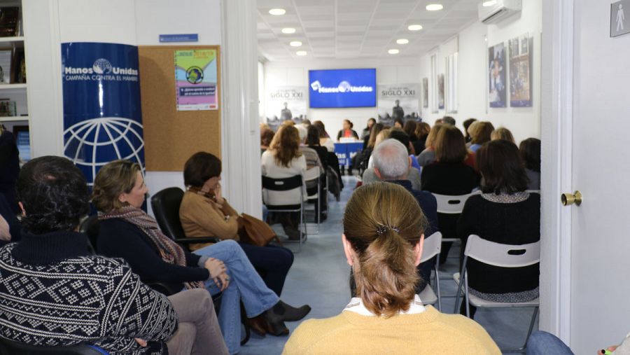 El público abarrota las oficinas de los Servicios Centrales de Manos Unidas en Madrid.