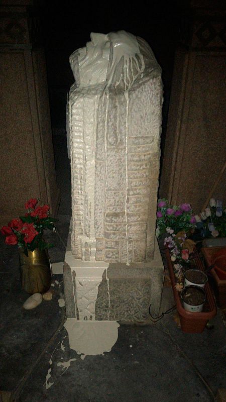 Pintura sobre la escultura de la tumba del fundador del PSOE y UGT, Pablo Iglesias.