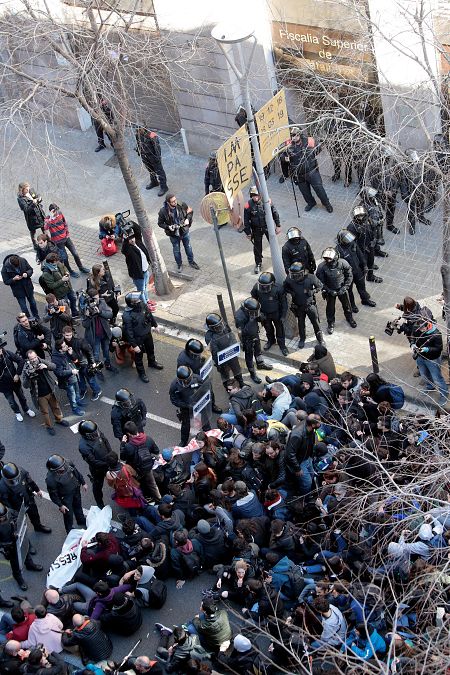 Vista de un grupo de manifestantes sentados en la calzada frente a la Fiscalía General de Cataluña