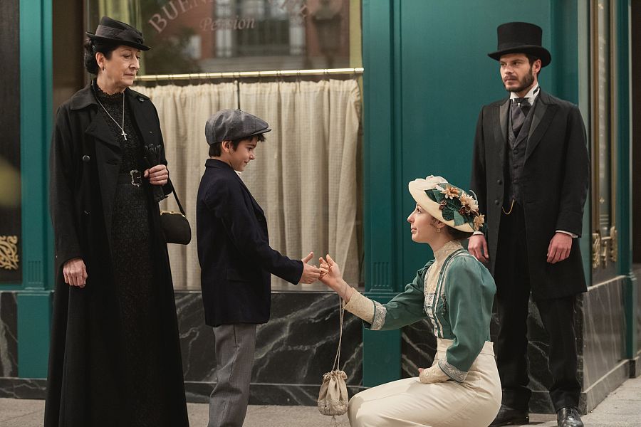 Lucia y su marido pasean con su hijo