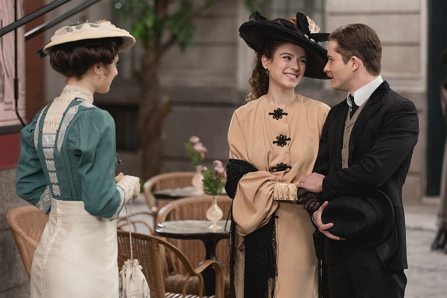 Lucía conoce a la hermosa Genoveva