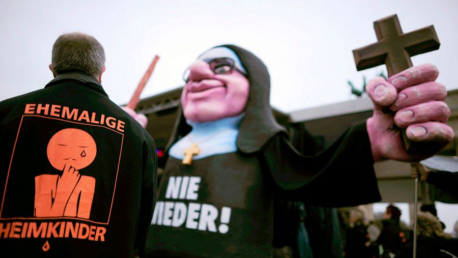 Manifestación contra el abuso de menores cerca de la Puerta de Brandenburgo en Berlín, Alemania