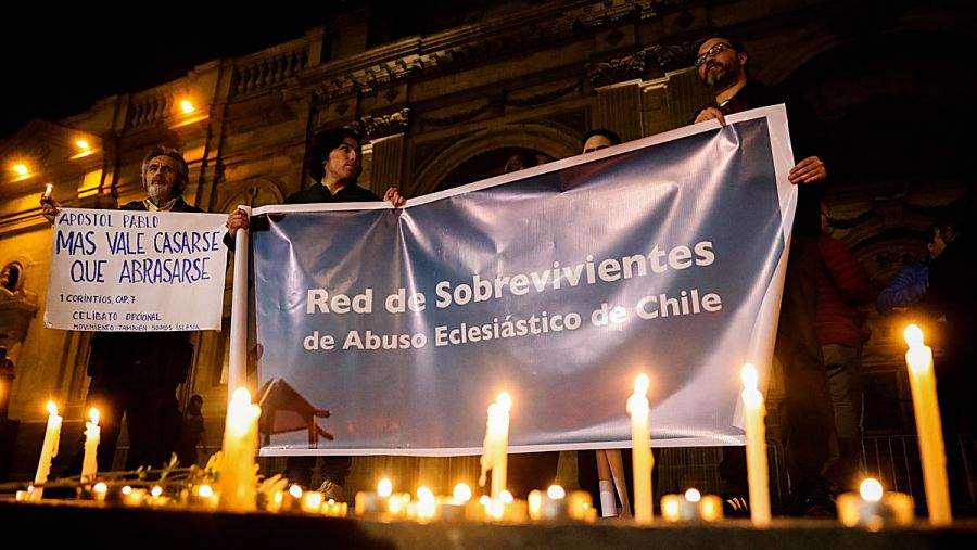 Decenas de personas prenden velas y dejan flores el 20 de agosto de 2018 frente a la Catedral Metropolitana de Santiago (Chile) como protesta contra los abusos sexuales cometidos en el seno de la Iglesia católica chilena