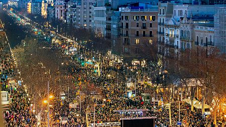 Vista aérea del Paseo de Gracia de Barcelona durante la manifestación unitaria de la jornada de huelga general en Cataluña.