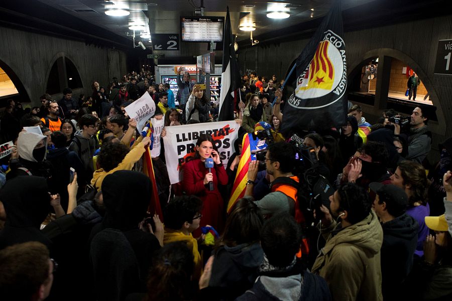 La periodista de TVE, Cristina Pampin, segundos antes de una conexión en directo desde la estación de Renfe de plaza Catalunya durante las protestas.