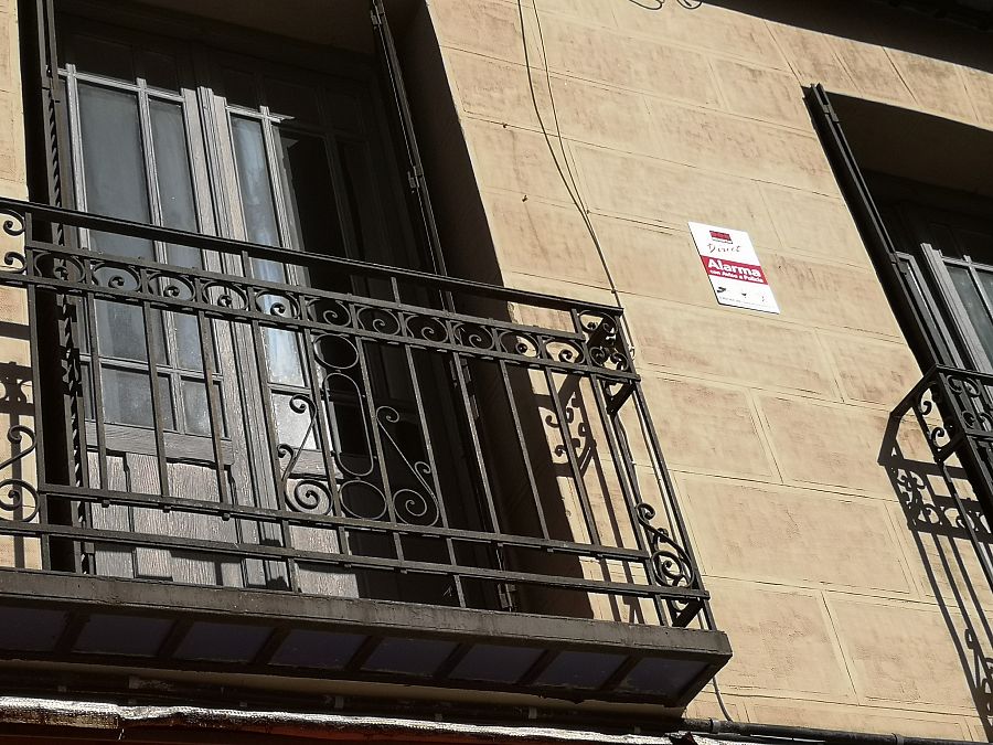 Placa en la fachada de uno de los pisos donde vivía una de las familias desahuciadas