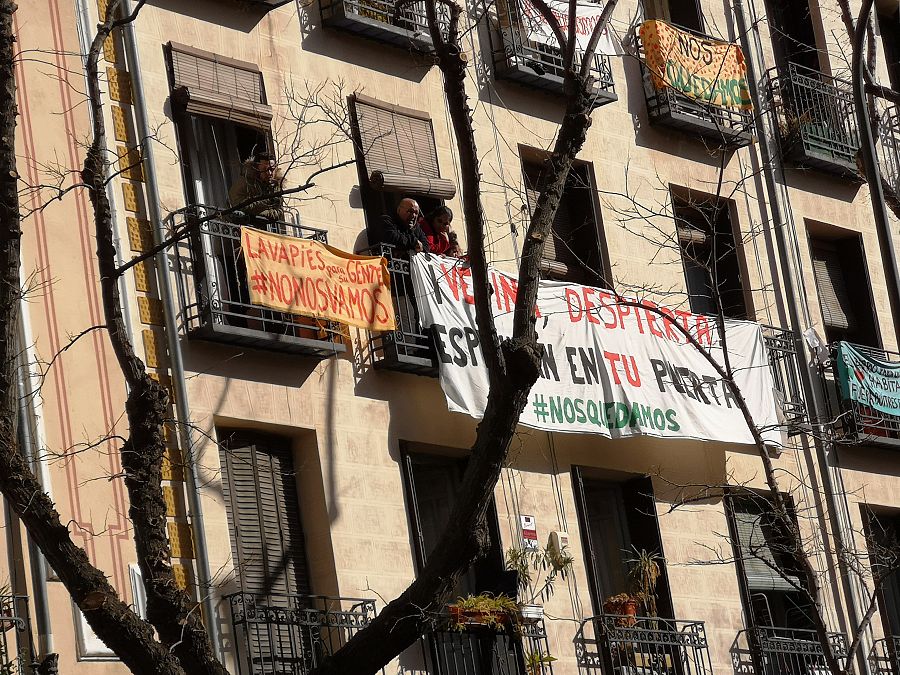 Carteles para protestar contra los desahucios en las viviendas de las afectadas y en otros pisos del edificio