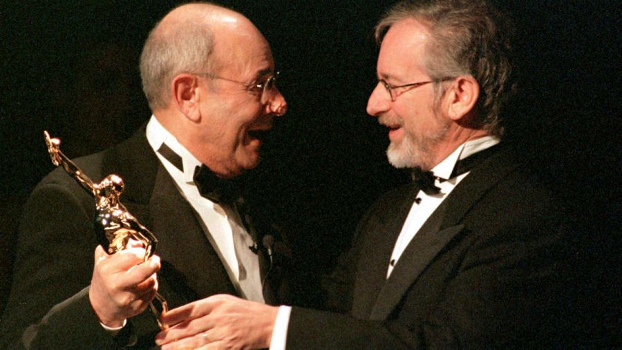 En una fotografía de archivo, Donren recibe el Óscar honorífico de Steven Spielberg