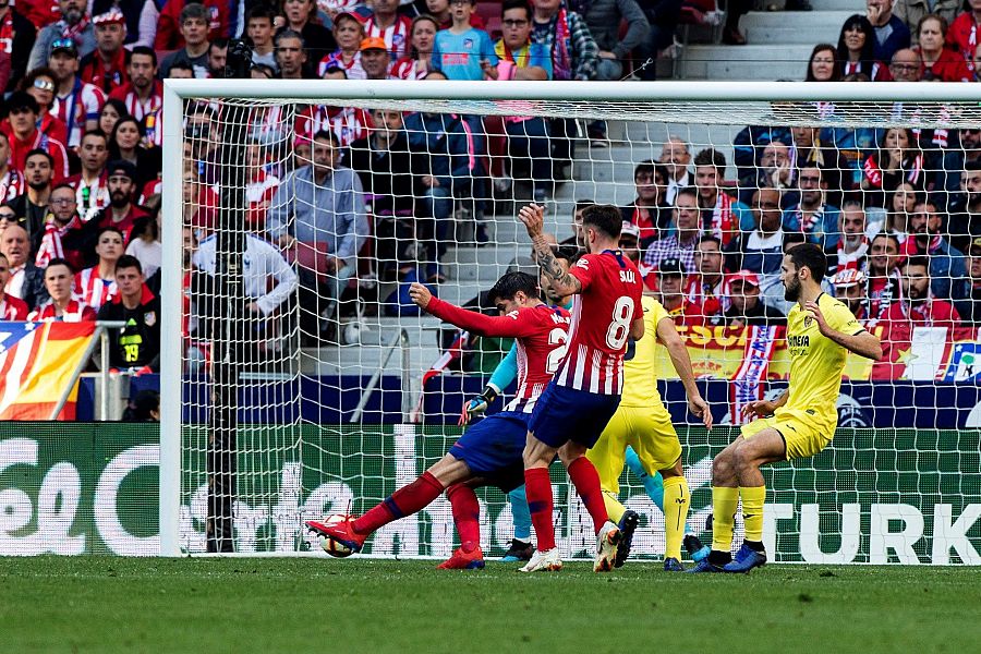 Momento del golpeo que supuso el 1-0 para el Atlético