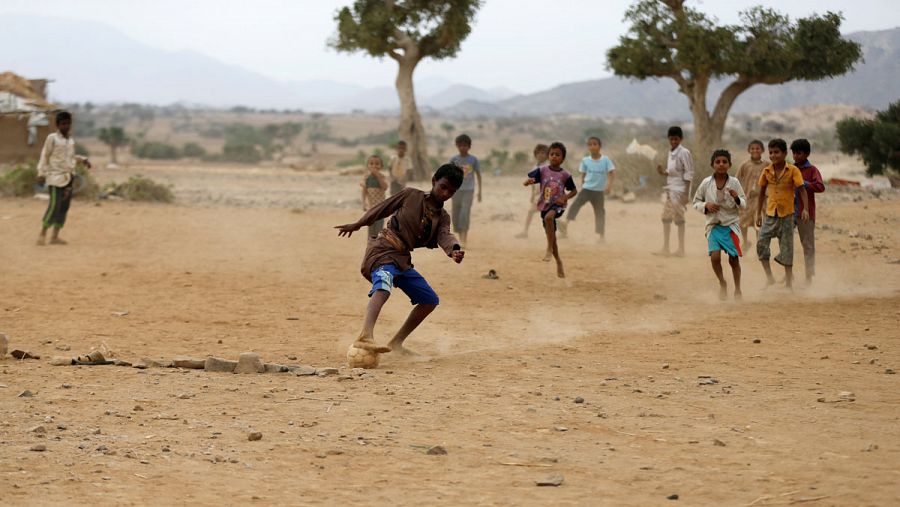 Los niños juegan al fútbol en un campamento improvisado para personas internamente desplazadas cerca de Abs en la provincia noroccidental de Hajja, Yemen.