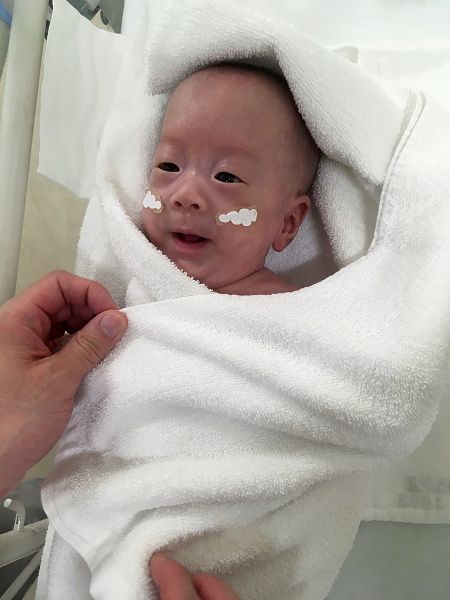 Dan de alta en Japón al bebé más pequeño del mundo