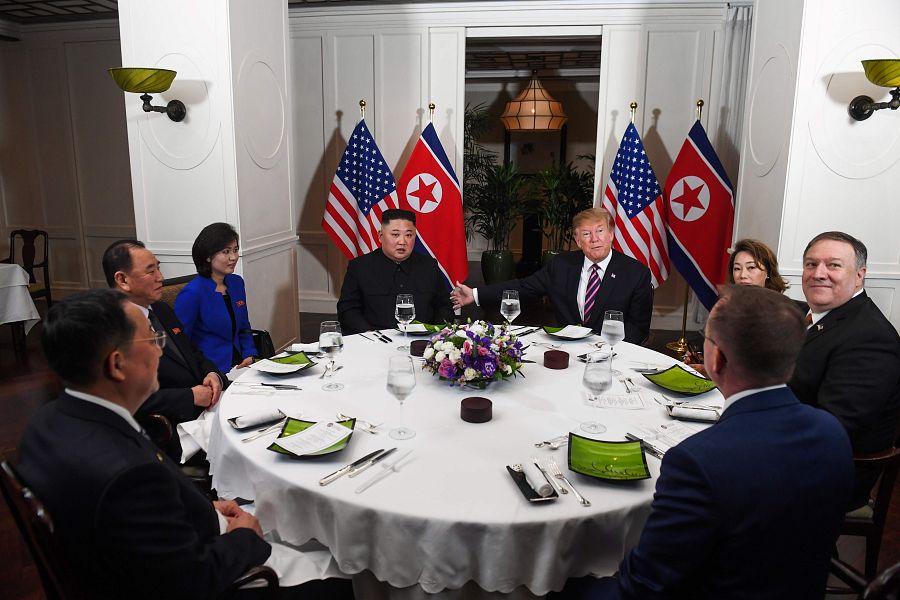Instantánea momentos antes del comienzo de la cena de Donald Trump y Kim Jong-un durante la segunda cumbre entre EE.UU. y Corea del Norte en Vietnam.