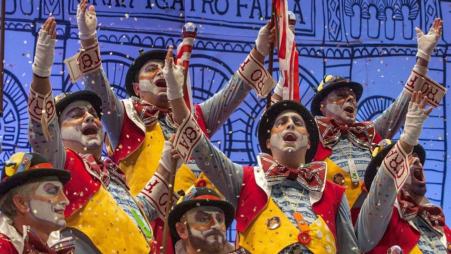 Una comparsa canta en el Carnaval de Cádiz