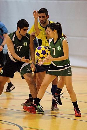 Olga Gandía jugando un partido de Korfbal