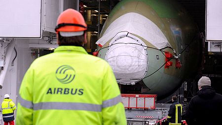 Un trabajador de la cadena de montaje del Airbus A380 en una imagen de archivo.