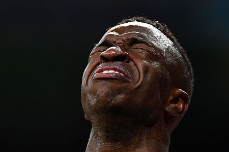 Vinicius se retira entre lágrimas