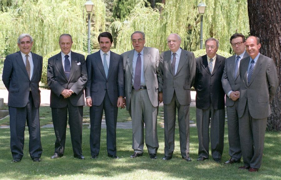 José Pedro Pérez-Llorca posa junto a otros padres de la Constitución