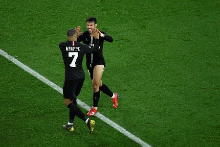 Mbappe (i) y Juan Bernat celebran un gol