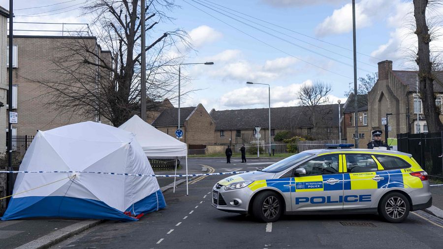 La Policía analiza la calle de Leyton donde fue asesinado David Martínez.