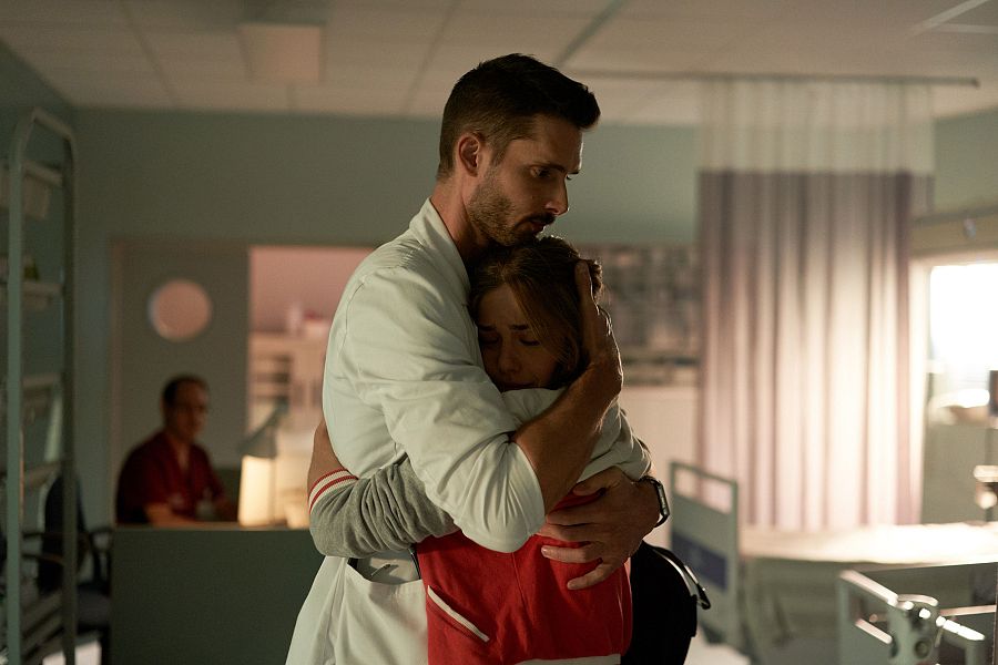 Jon consuela a Alba, preocupada por su padre