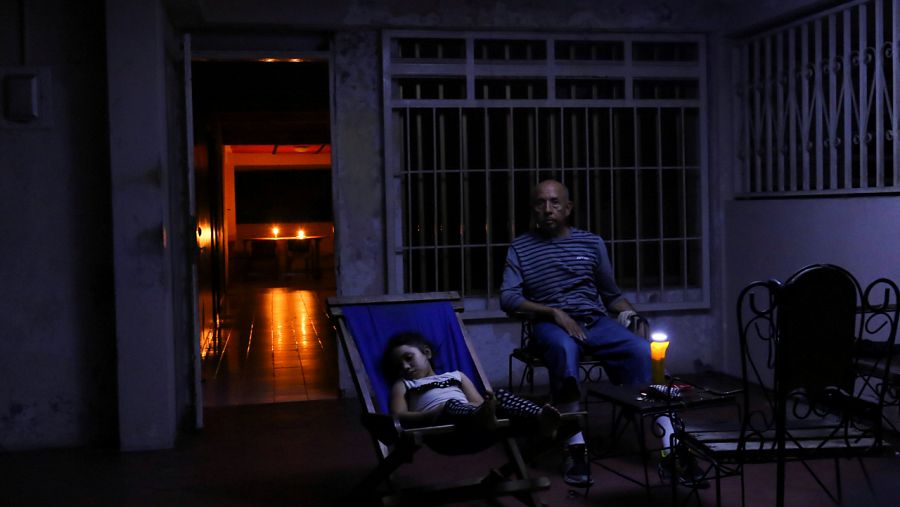 Una familia descansa en su casa a oscuras en Puerto Ordaz