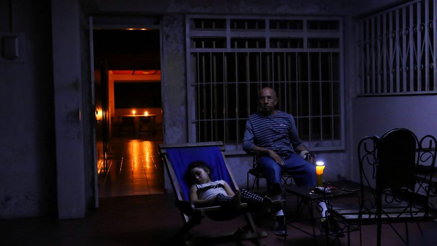 Una familia descansa en su casa a oscuras en Puerto Ordaz