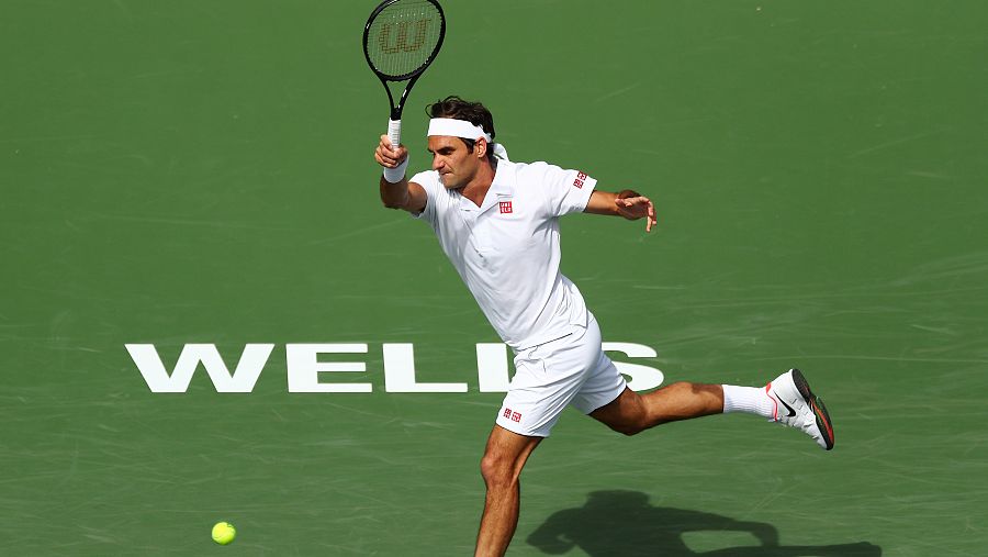 Roger Federer devuelve una bola al alemán Peter Gojowczyk durante el partido.