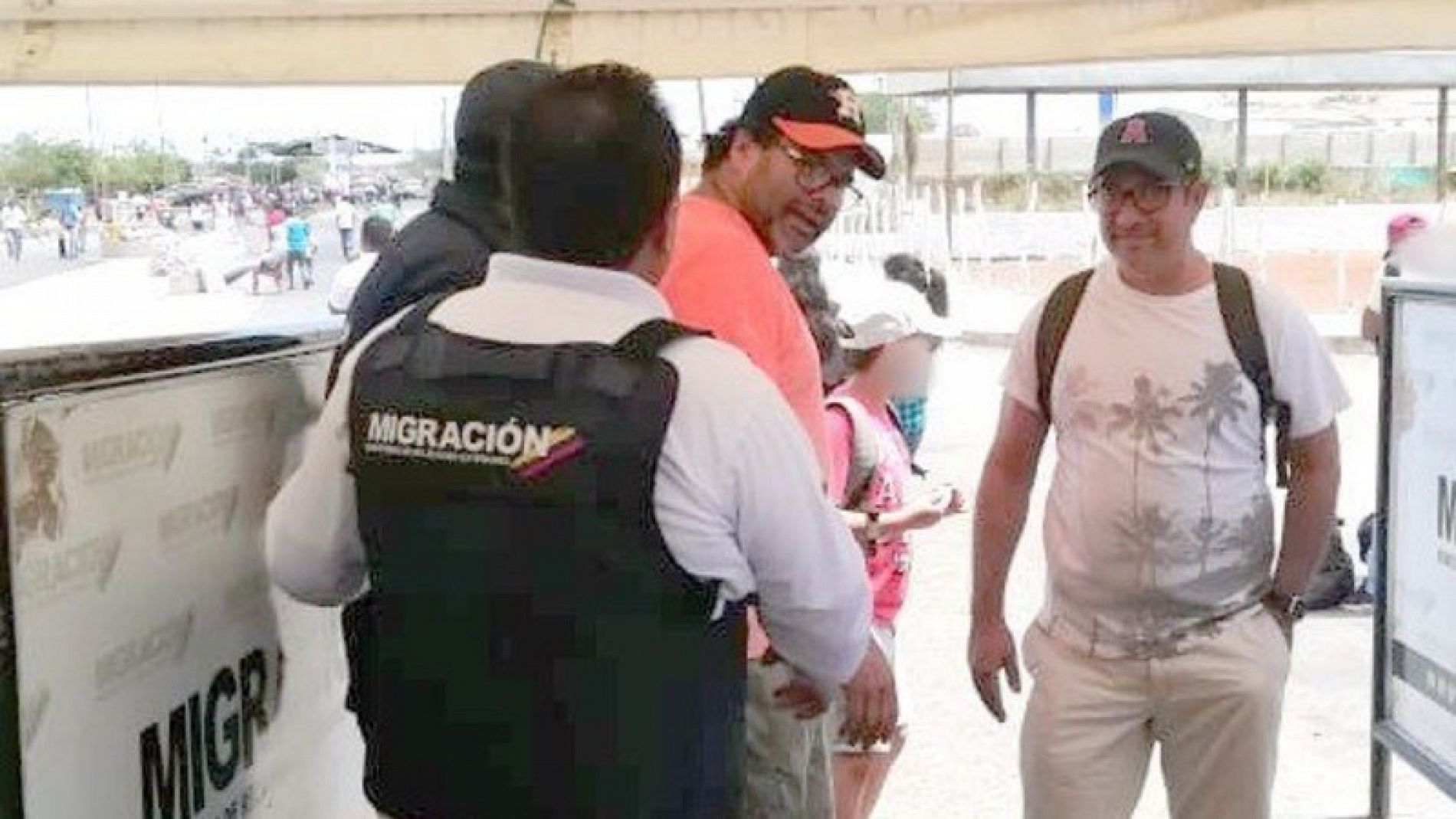 Dos agentes de Migración conversan con los familiares del presidente de Venezuela, Nicolás Maduro, cuando pretendían ingresar a territorio colombiano.