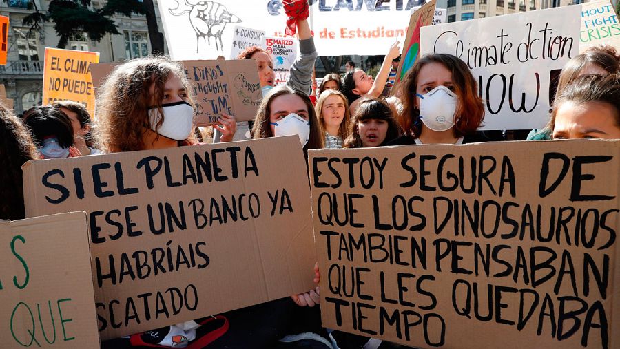 Manifestación estudiantil de 'Fridays for future' en la que se puede leer 